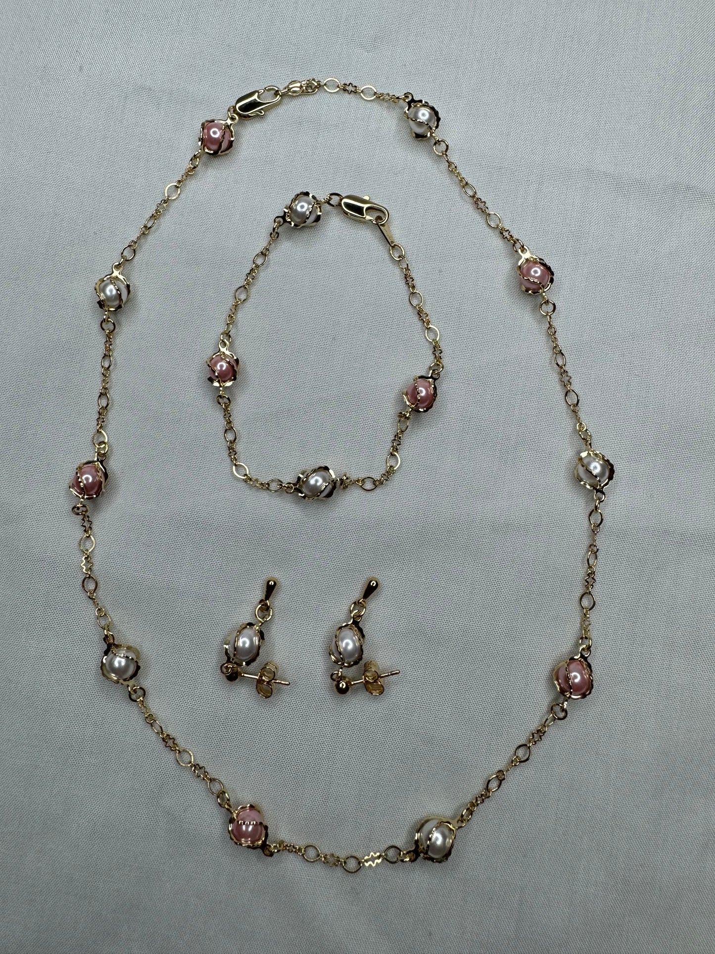 Juego de cadenas doradas con perlas