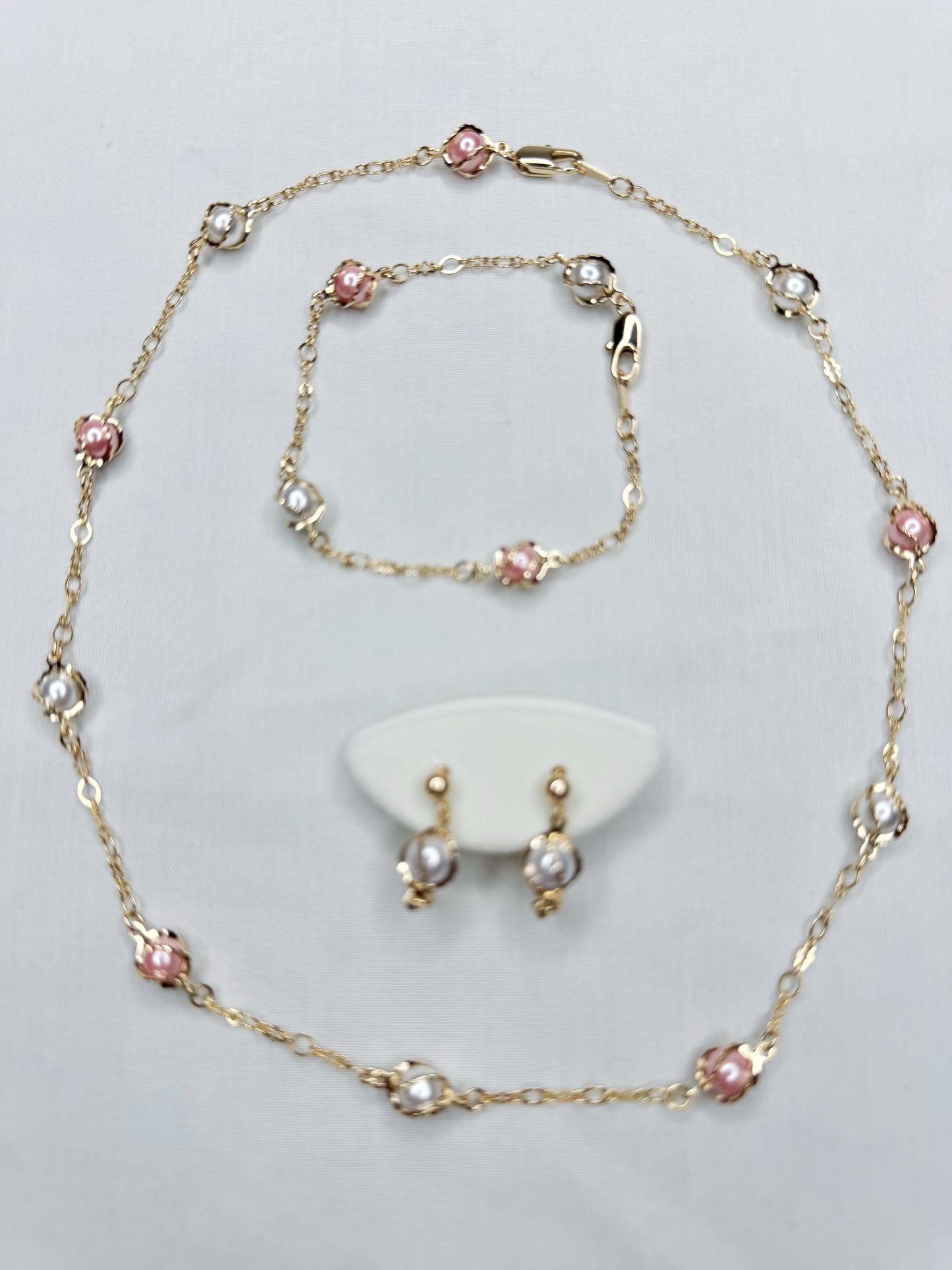 Juego de cadenas doradas con perlas