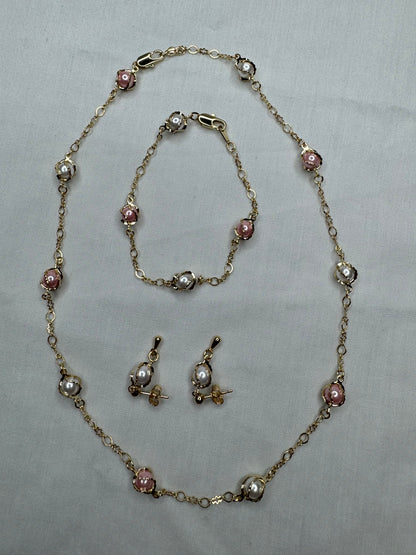 Juego de cadenas doradas con perlas