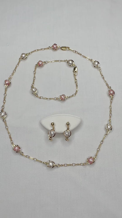 Juego de cadenas doradas con perlas
